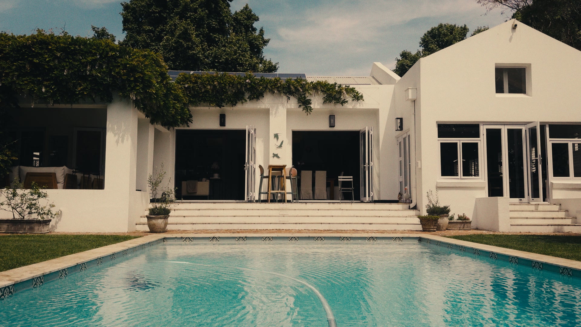 Graded frame: a white house with a pool in the foreground